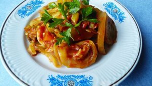 Запеченные кабачки с чесноком в томатном соусе