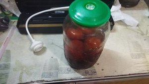 Томаты в банке вакуумируем при помощи вакууматора Afalins. Ещё одна функция его.