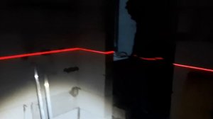 Проверка горизонтального уровня кладки блоков лазерным нивелиром