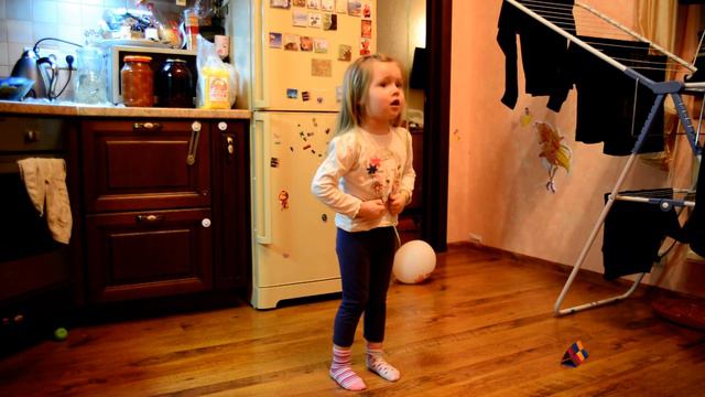 Ребенок поет и танцует смотреть онлайн