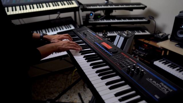 Roland Juno-Di смотреть онлайн