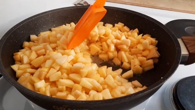 Рогалики сдобные с яблоками.