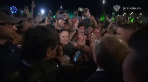 Путин вышел к толпе людей в центре Дербента