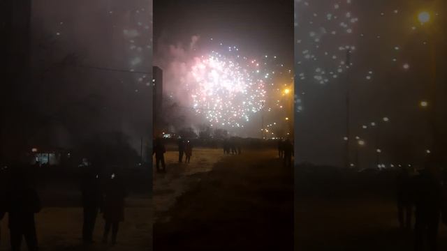 Салют в честь 80 летия победы в Сталинградской битве в Кировском районе. смотреть онлайн