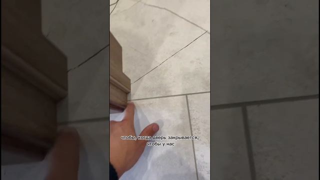 Где должен располагаться стык напольных покрытий #ремонт #напольноепокрытие #напольныепокрытия