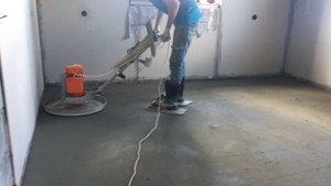 Финишная затирка полусухой стяжки вертолётом
