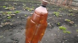 Самодельный ветряк шумелка из пластиковой бутылки для отпугивания кротов и птиц.