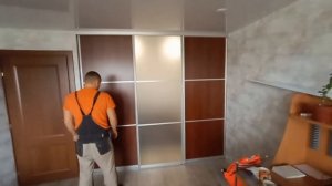 Разделяем комнату на спальню и гостиную дверьми купе