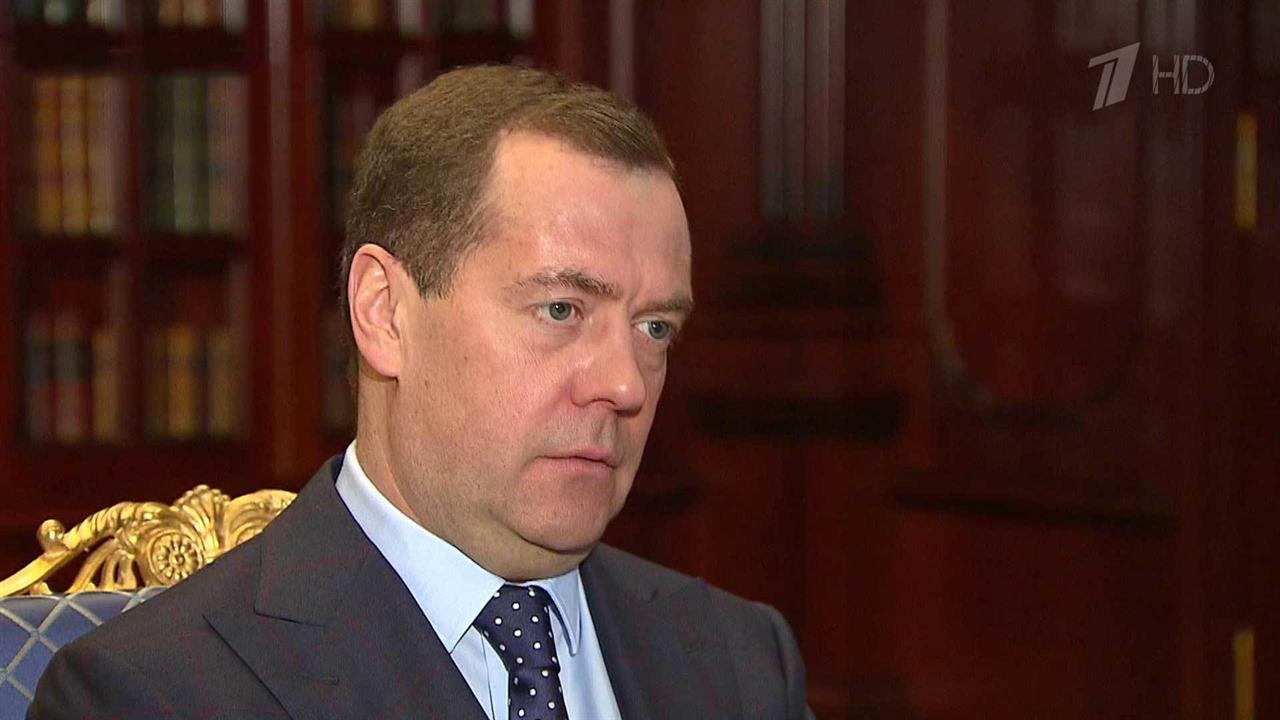Дмитрий Медведев выслушал доклад губернатора Калининградской области о социальных программах региона