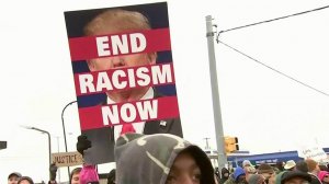 В американском Теннесси около 300 человек вышли на митинг в поддержку прав белого населения страны