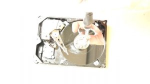 Не видит жесткий диск HDD. Значит разбить его!