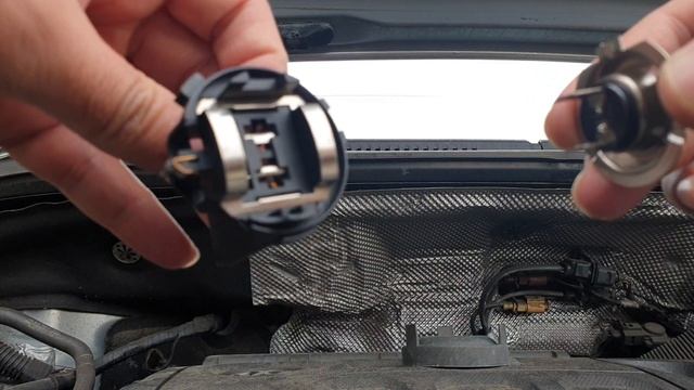 How to change headlight bulb (driver side) of VW SHARAN 2016. смотреть онлайн