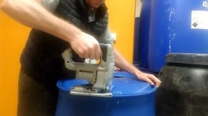 Как вырезать крышку в бочке 227 литров с 2 пробками