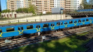 Выезд поезда метро из депо на линию