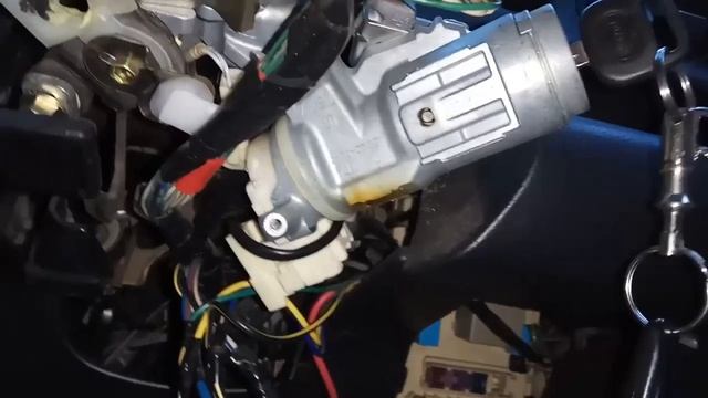 Съем личинки замка зажигания Toyota BB установка кнопки старт-стоп. смотреть онлайн