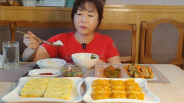 REAL HOME MUKBANG? ПАРОВЫЕ ПЕЛЬМЕНИ(КИМЧИ МАНДУ) ЖАРЕНЫЕ ПЕРЦЫ, СУП С ТОФУ И ВСЕ КАК ЛЮБЯТ КОРЕЙЦЫ