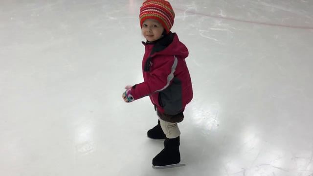 Катаемся на коньках в 2,5 года! смотреть онлайн