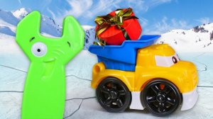 Грузовичок с подарками провалился под лед! Мультики про машинки и Новый год для детей