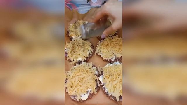 СТОЖКИ ИЗ ФАРША В ДУХОВКЕ С СЫРОМ И КАРТОШКОЙ? смотреть онлайн