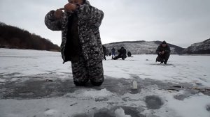 Отличная, зимняя  рыбалка на  речке Днестр!