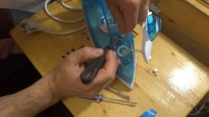 Утюг Philips Comfort GC1440. Не нажимается кнопка, не брызгает.