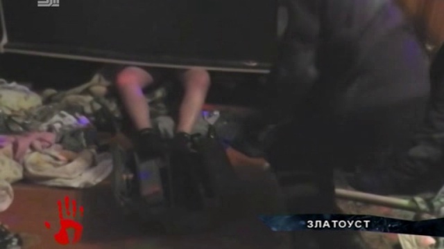 мужик застрял под кроватью. спрятался под кровать. девушка застряла под кроватью. парень застрял под кроватью. сестра застряла под кроватью.