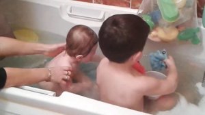 Братики купаются