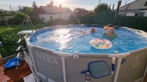 Бассейн INTEX 457×122. Вечернее купание, после рабочего дня.