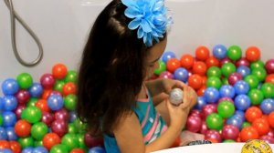 Kinder surprise. Bath time. Ванна с шариками. Ищем сюрпризы.Unbоxing Kinder Surprise eggs.
