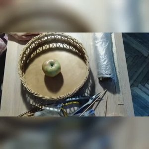 Плетеный поднос для фруктов из бумажной лозы.