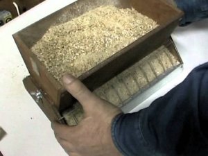 Кормушка для птицы бункерная (очень удобная)