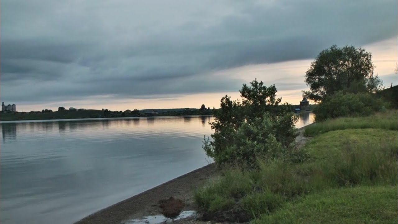 Маленькое беленькое озеро. Озеро белое Колыванский район. Озеро белесо. Озеро Комлево Алтай. Озеро в Новичихе Алтайский край.