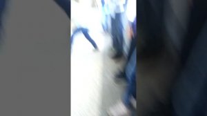 Мальчишки хотят разбить телефоны но им не удалось