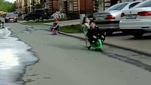 Маленький мальчик разбился на машинке