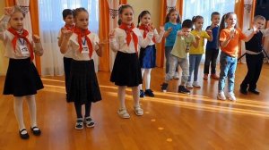 Танцевальная разминка "Бежали бегемотики"
