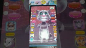 Кот том поет и сказки рассказывает.