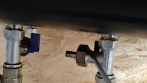 Подключить бойлер к подаче воды и раздаче воды. Фишки подключения к воде на случай ее отсутствия