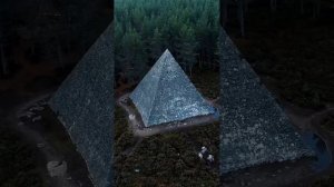 Серая пирамида в лесах Шотландии, известная как пирамида Дугласа.