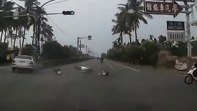 Скутерист забыл о существовании зеркал. смотреть онлайн