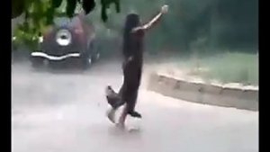 цыганка танцует под дождём