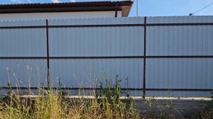сборка и монтаж забора по фасаду из сайдинга металличкого с откатными воротами и калиткой