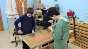 Школьники из посёлка Каркатеевы Нефтеюганского района плетут для военных паракордовые браслеты