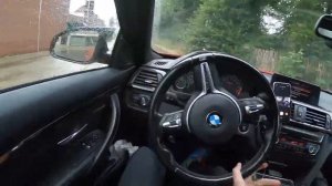 BMW M4 дрифт по городу после дождя