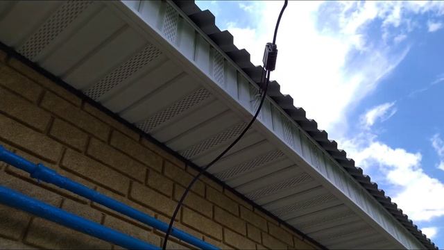 облицовка фасада дома сайдингом ю-пласт под кирпич песочный/цоколь кирпич женный. смотреть онлайн