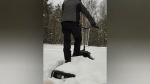 Мотоснегокат с санями по глубокому снегу.