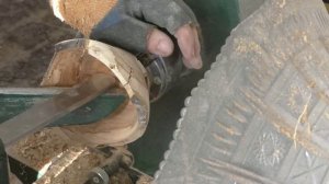 На коряге живого места нет, а получилась красивая чаша и стружка для копчения.