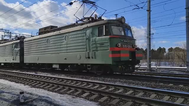 Электровоз ВЛ11-684 с грузовым поездом