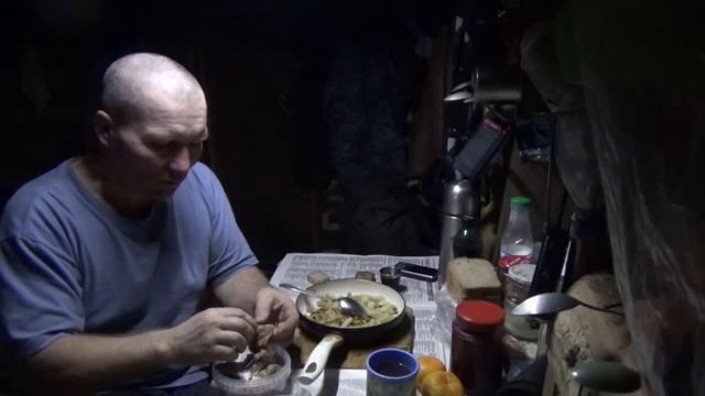 Один на рыбалке с ночёвкой \ Часть 2 \ Проверка палок \ Ужин в лесной избе смотреть онлайн
