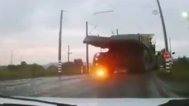 Взрыв колеса на БЕЛАЗЕ!!! СМОТРЕТЬ ВСЕМ! смотреть онлайн