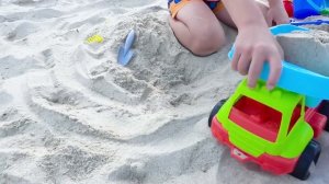 Катя и Макс играют с папой на море